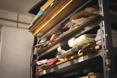 Matbaa deposu ve farklı tipte kağıt içeren metal raf. Çalışma süreci, baskı endüstrisi konsepti fotoğrafı