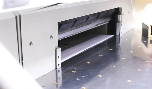 Industria de imprenta, máquina de corte moderna con vista de primer plano de papel — Foto de Stock