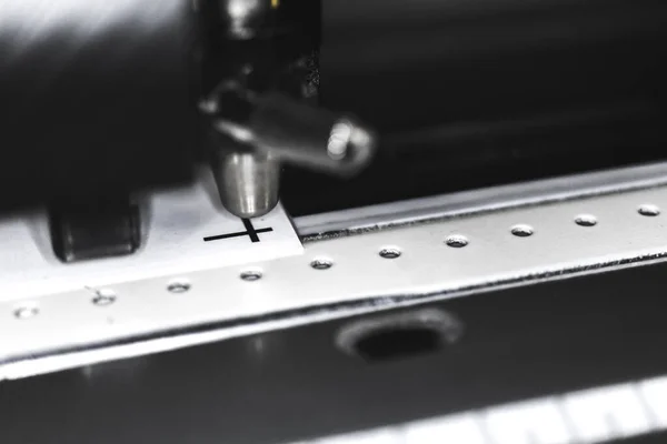 Moderna máquina de corte por láser plotter en la industria de la casa de impresión, vista de cerca foto — Foto de Stock