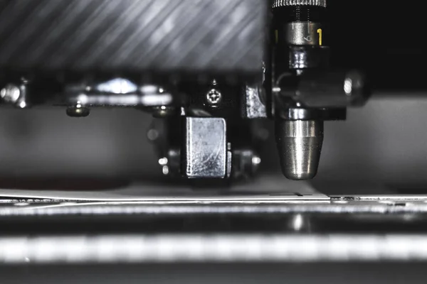 Moderna máquina de corte por láser plotter en la industria de la casa de impresión, vista de cerca foto — Foto de Stock