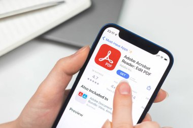 Kharkov, Ukrayna - 10 Ocak 2022: Adobe Acrobat Reader uygulama simgesi kapatma. Kadın uygulamayı kullanır