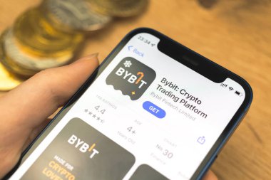 Kharkov, Ukrayna - 10 Ocak 2022: Bybit uygulama simgesi kapatma. Kripto ticaret platformu. Apple iPhone 12 uygulamalı kadın