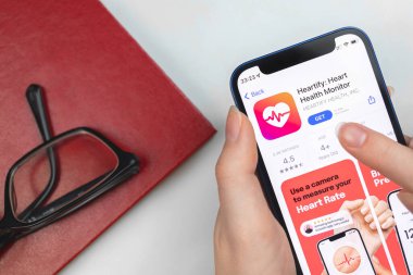 Kharkov, Ukrayna - 10 Ocak 2022: Uygulama simgesi kapanışı. Kadın uygulamayı Apple iPhone 12 'de kullanıyor