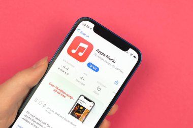 Kharkov, Ukrayna - 10 Ocak 2022: Apple Music uygulama simgesi yakın plan. Kadın uygulamayı Apple iPhone 12 mini bilgisayarında kullanıyor