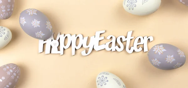 Huevos Pascua Decorados Texto Celebración Fondo Beige Concepto Vacaciones Primavera — Foto de Stock