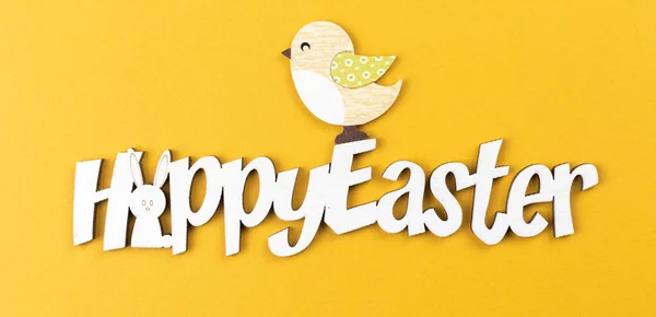 Happy Koncepcja Kartki Powitalnej Wielkanoc Tekstem Dekoracjami Wiosna Wakacje Żółte — Zdjęcie stockowe