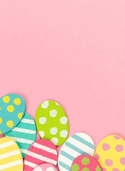 Huevos Coloridos Pascua Sobre Fondo Rosa Brillante Diseño Saludo Celebración —  Fotos de Stock