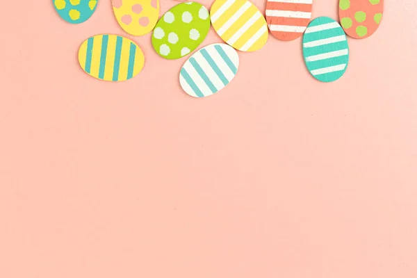 Tarjeta Felicitación Feliz Pascua Con Coloridos Huevos Pascua Borde Superior —  Fotos de Stock