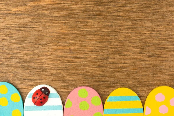 Huevos Pascua Coloridos Borde Inferior Viejo Fondo Madera Rústica Diseño —  Fotos de Stock