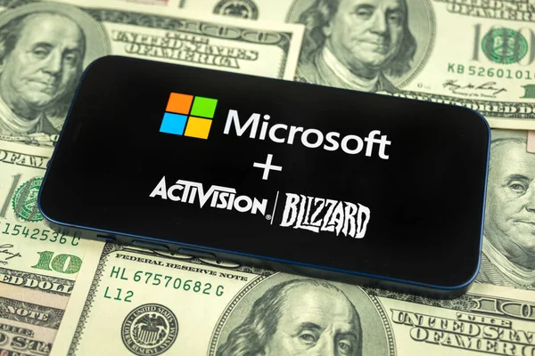 Kharkov, Ukrayna - 19 Ocak 2021: Microsoft ve Activision Blizzard logosu akıllı telefon ekranına yakın plan
