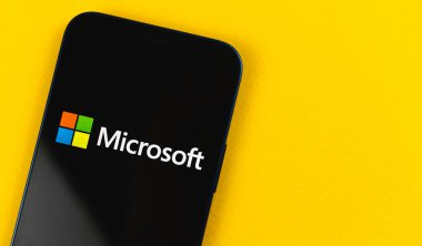 Kharkov, Ukrayna - 19 Ocak 2021: Microsoft logosu yakın plan. Cep telefonu ekranında bir yazılım şirketi simgesi, üst görünüm
