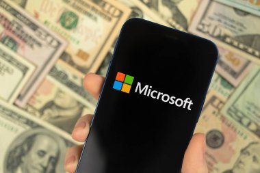 Kharkov, Ukrayna - 19 Ocak 2021: Microsoft logosu. Şirket ikonlu akıllı telefon. İş geçmişi, hisse senedi konsepti fotoğrafı