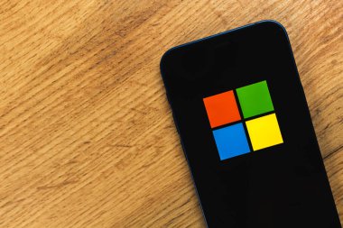 Kharkov, Ukrayna - 19 Ocak 2021: Microsoft ikonu, ahşap zemin, üst görünüm