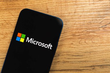 Kharkov, Ukrayna - 19 Ocak 2021: Microsoft logosu yakın plan, ahşap zemin, üst görüntü fotoğrafı