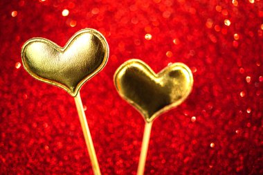 Sevgililer Günü için iki kalp, kırmızı ışıltılı Bokeh efekti arka planında