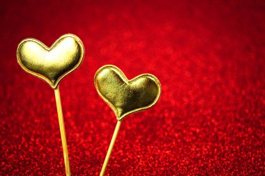 Kırmızı bir bokeh arka planda sevgililer günü kalpleri. Parlayan parıltılı kutlama tasarımı. 14 Şubat için aşk ve romantik dekorasyon