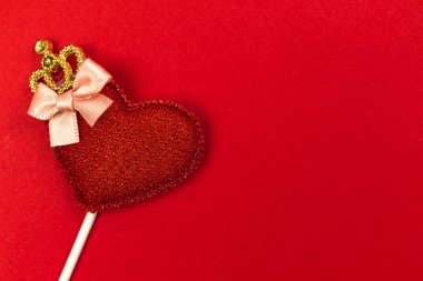 Kırmızı arka planda sevgililer günü kalbi. 14 Şubat, aşk, selamlama konsepti, üst görünüm 