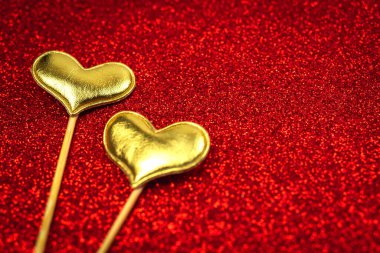 Sevgililer Günü. Işıltılı arka planda iki kalp. Romantik ve kutlama konsepti, kopyalama alanı