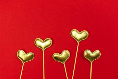 Kırmızı arkaplanda sevgililer günü fotoğrafları