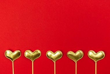 Sevgililer günü kırmızı arka planda sınır kalpleri. 14 Şubat, aşk, selamlama konsepti, üst görünüm ve kopyalama alanı