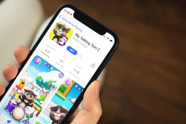 Kharkov, Ukrayna - 19 Ocak 2022: Konuşan Tom 2 oyun uygulamam. Elinde cep telefonu olan bir kız oyun oynamak istiyor. Popüler mobil oyunlar konsepti 