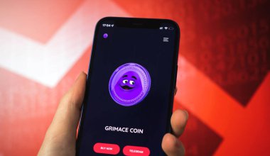 Kharkov, Ukrayna - 26 Ocak 2022: Grimace madeni para logosu grafiği düştü. Yeni kripto simgesi, Tesla Elon Maske ve McDonalds fıkra fotoğrafı