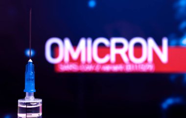 Coronavirus Omicron varyant geçmişi. Şırınga iğnesi yakın çekim, dünya salgını ve aşı konsepti. B1.1.529