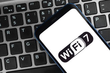 Yeni Wi-Fi 7 modern teknolojisi destekli cep telefonu. İletişim, internet bağlantısı kavramı 