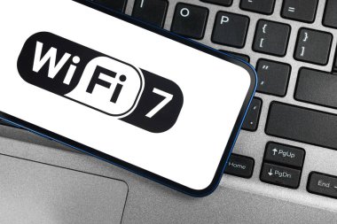 Yeni Wi-Fi 7 modern teknolojisi destekli cep telefonu. İletişim, internet bağlantısı kavramı 