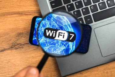 Wi-Fi 7 jenerasyon arkaplan, ikon yakın çekim. İletişim ve iş için yeni Wi-Fi teknolojisini destekleyen akıllı telefon