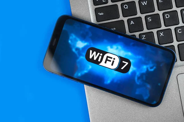 Yeni Wi-Fi 7 modern teknolojisi destekli akıllı telefon. İletişim, internet bağlantısı kavramı 