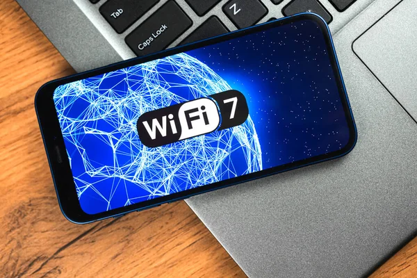 Wi-Fi 7 jenerasyon arkaplan, ikon yakın çekim. İletişim ve iş için yeni Wi-Fi teknolojisini destekleyen akıllı telefon 