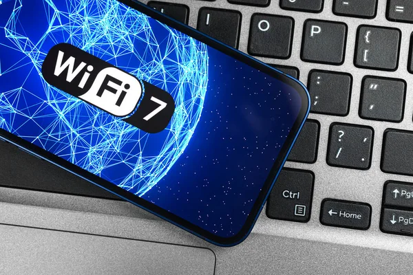 Yeni Wi-Fi 7 modern teknolojisi destekli cep telefonu. İletişim, internet bağlantısı kavramı 