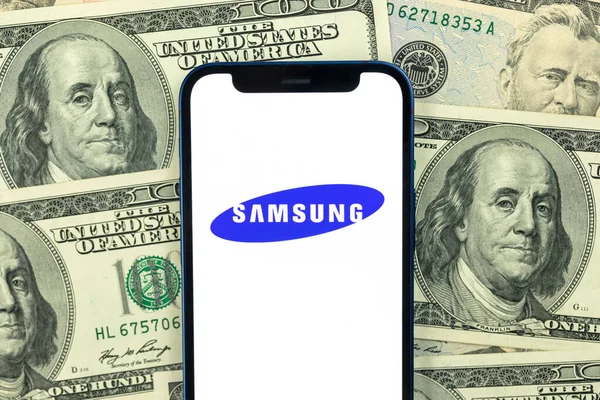 Jarkov Ucrania Enero 2021 Logotipo Samsung Fondo Billetes Dólar Empresa —  Fotos de Stock
