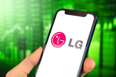 Kharkov, Ukrayna - 28 Ocak 2021: LG Electronics logosu yeşil hisse senedi arka planında. İş dünyası konsepti fotoğrafı