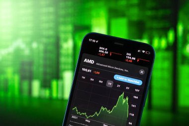 Kharkov, Ukrayna - 28 Ocak 2021: Yeşil hisse senedi arka planında AMD logosu. İş dünyası konsepti fotoğrafı