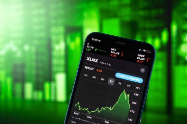 Kharkov, Ukrayna - 28 Ocak 2021: Yeşil borsa planında Xilinx logosu. İş dünyası konsepti fotoğrafı