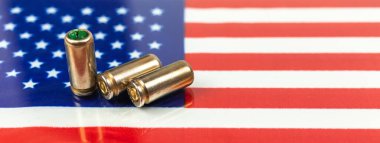 Amerikan bayrağı üzerinde silah mermileri, afiş. Suç ve suç, yolsuzluk ve ceza kavramı. ABD 'li haydut, getto, sosyal sorun ve silahlı saldırı geçmişi
