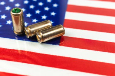 Amerikan bayrağı üzerinde silah mermileri. Suç ve suç, yolsuzluk ve ceza kavramı. ABD 'li haydut, getto, sosyal sorun ve silahlı saldırı geçmişi