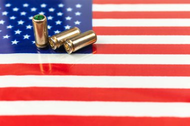 Amerikan bayrağı üzerinde silah mermileri. Suç ve suç, yolsuzluk ve ceza kavramı. ABD 'li haydut, getto, sosyal sorun ve silahlı saldırı geçmişi