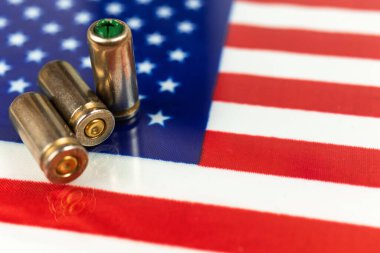 Amerikan bayrağı üzerinde silah mermileri. Suç ve suç, yolsuzluk ve ceza kavramı. ABD 'li haydut, getto, sosyal sorun ve silahlı saldırı geçmişi 