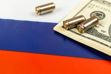 Rus bayrağı üzerinde para ve silah mermileri. Suç ve suç, yolsuzluk ve ceza kavramı. Rus kanun kaçağı, getto, sosyal sorun geçmişi