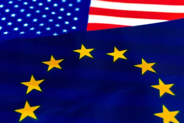 Koncepcja Konfliktu Usa Unią Europejską Flagi Stanów Zjednoczonych Ameryki Europy — Zdjęcie stockowe