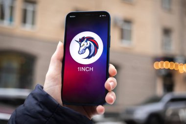Kharkov, Ukrayna - 2 Şubat 2022: 1inç sembol. Şifreli para ticareti, dijital ve sanal para, mobil bankacılık. Akıllı telefon ile el, kripto simgesi ile ekran yakın çekim