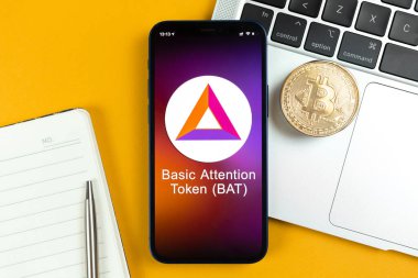 Kharkov, Ukrayna - 31 Ocak 2022: Temel Dikkat Token BAT sembolü. Şifreli para ticareti, dijital ve sanal para, cep telefonu konsepti ile bankacılık. Çalışma alanı, dizüstü bilgisayarlı masa