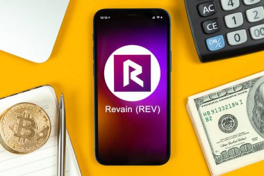 REV madeni para sembolünü yeniden canlandırın. Şifreli para ticareti, dijital ve sanal para, cep telefonu konsepti ile bankacılık. Çalışma alanı, dizüstü bilgisayarlı fotoğraf tablosu