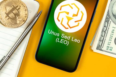 Unus Sed Leo madeni para sembolü. Şifreli para ticareti, dijital ve sanal para, cep telefonu konsepti ile bankacılık. Çalışma alanı, masa üstü fotoğrafı.