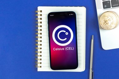 Celsius CeL madeni para sembolü. Şifreli para ticareti, dijital ve sanal para, cep telefonu konsepti ile bankacılık. Çalışma alanı, dizüstü bilgisayarlı fotoğraf tablosu