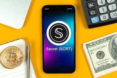 Gizli SCRT madeni para sembolü. Şifreli para ticareti, dijital ve sanal para, cep telefonu konsepti ile bankacılık. Çalışma alanı, dizüstü bilgisayarlı fotoğraf tablosu