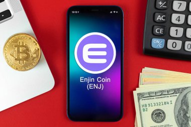 Enjin ENJ madeni para sembolü. Şifreli para ticareti, dijital ve sanal para, cep telefonu konsepti ile bankacılık. Çalışma alanı, dizüstü bilgisayarlı fotoğraf tablosu